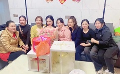 被十几个男人扒开腿猛戳图片